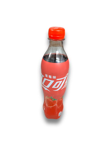 Coca Cola Strawberry 500ml Vorderseite Flasche mit chinesischer Schrift und Erdbeere Abbildung 