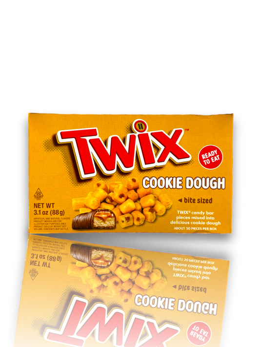 Twix Cookie Dough 88g Vorderseite braune Verpackung mit roter Schrift und Kekstück Abbildung