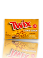 Twix Cookie Dough 88g Vorderseite braune Verpackung mit roter Schrift und Kekstück Abbildung