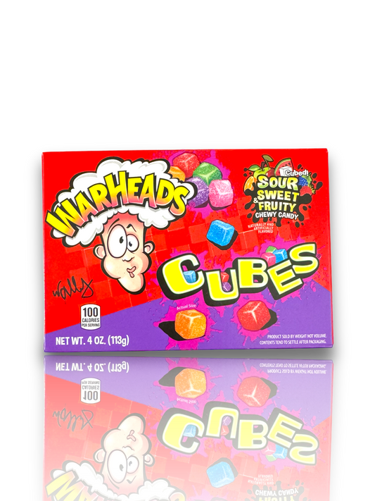 Warheads Chewy Cubes 99g mit Spiegelung auf weißem Hintergrund und Vorderseite zu sehen.