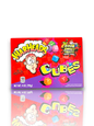 Warheads Chewy Cubes 99g mit Spiegelung auf weißem Hintergrund und Vorderseite zu sehen.