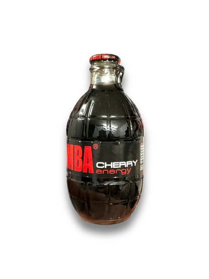 Bomba Cherry Energy 250ml von der Seite dargestellt, auf weißem Hintergrund Schwarze Flasche