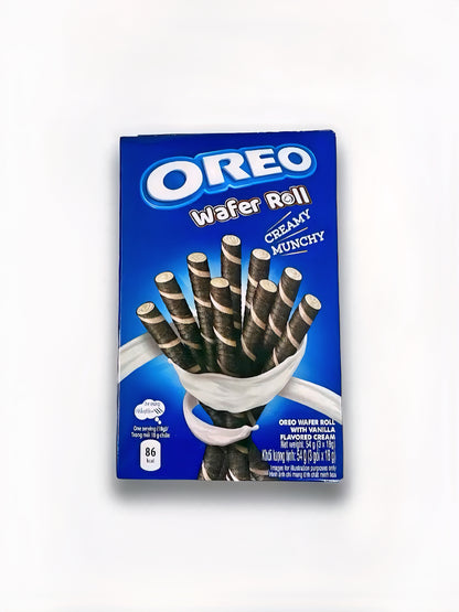 Oreo wafer roll vanilla 54g Vorderseite blaue Verpackung mit weißer Schrift auf weißem Hintergrund 