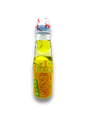 Prickelnde japanische Ananas-Limonade in traditioneller Flasche für exotische Erfrischung.