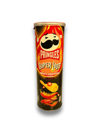 Pringles Spicy Crayfish 110g Vorderseite orange-schwarze Verpackung auf weißem Hintergrund 