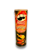 Pringles Spicy Crayfish 110g Vorderseite orange-schwarze Verpackung auf weißem Hintergrund 