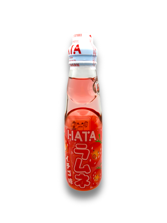 Hatakosen Ramune in Erdbeergeschmack, eine prickelnde japanische Limonade mit traditionellem Flaschendesign.