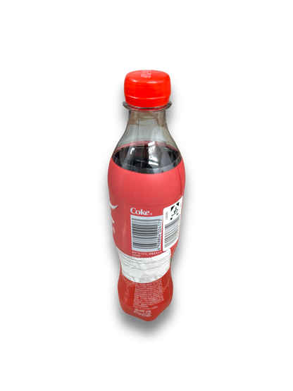 Coca Cola Strawberry 500ml Rückseite Flasche mit Produktbeschreibung