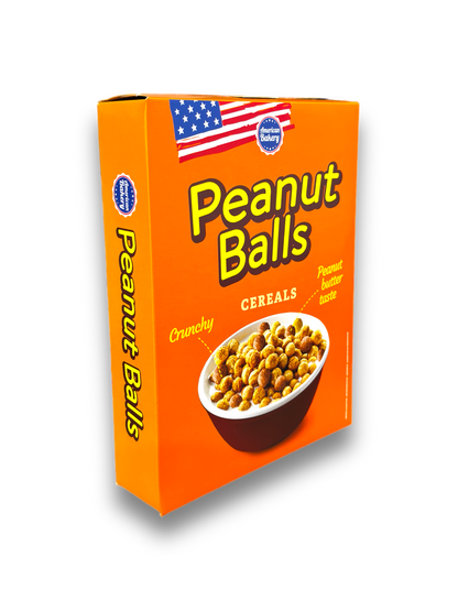 Peanut Balls Cereals Box in einem Winkel, der den Produktinhalt hervorhebt, auf weißem Hintergrund 