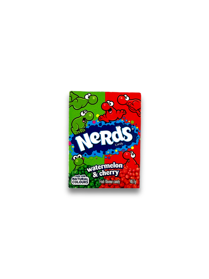 Vorderseite einer 46,7g Packung Nerds Watermelon & Wild Cherry, grüne und rote Verpackung mit Logo.