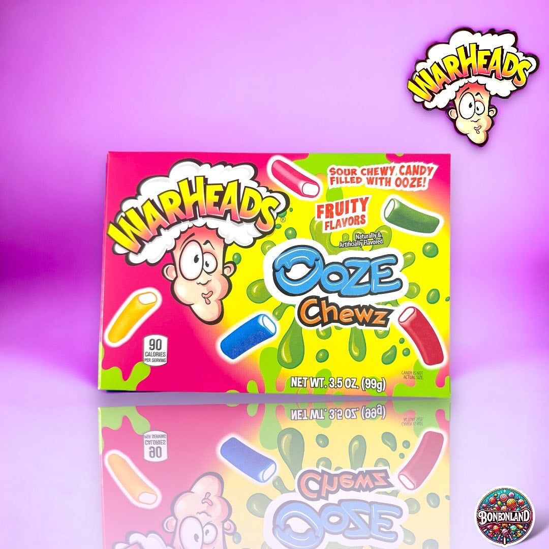 Warheads Ooze Chews 99g gespiegelt auf lila Hintergrund