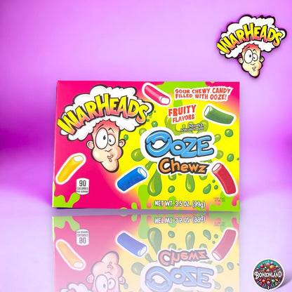 Warheads Ooze Chews 99g gespiegelt auf lila Hintergrund