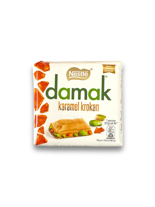 Nestle Damak Karamel Krokan 60g Vorderseite weiße Verpackung mit grüner Schrift, weißem Hintergrund