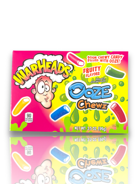 Warheads Ooze Chews 99g mit Spiegelung auf weißem Hintergrund. Vorderseite von der Packung
