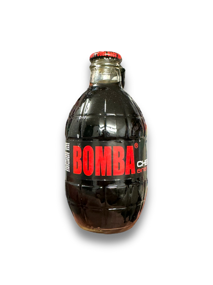 Bomba Cherry Energy 250ml von Vorne dargestellt, auf weißem Hintergrund Schwarze Flasche