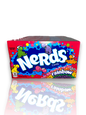 Nerds Rainbow Box 141g bunte Verpackung mit weißer Schrift auf weißem Hintergrund