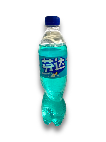 Eine blaue Plastik Flasche von Fanta  500ml groß. Vorne auf dem Etikett in Japanischer Schrift Fanta