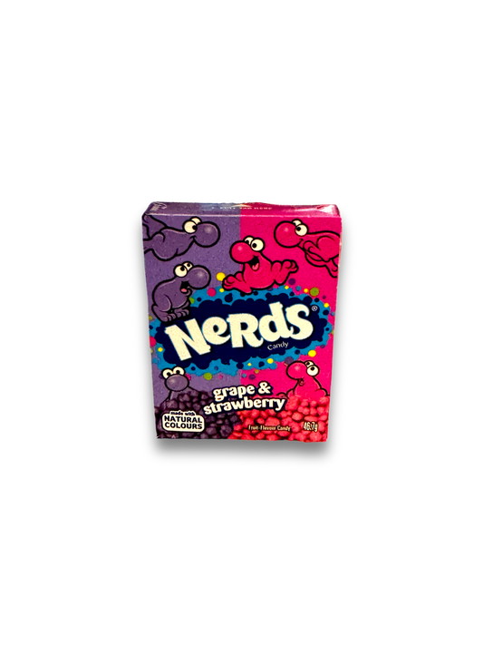 Vorderseite einer 46,7g Packung Nerds Grape & Strawberry, lila und rote Verpackung mit Nerds-Logo.