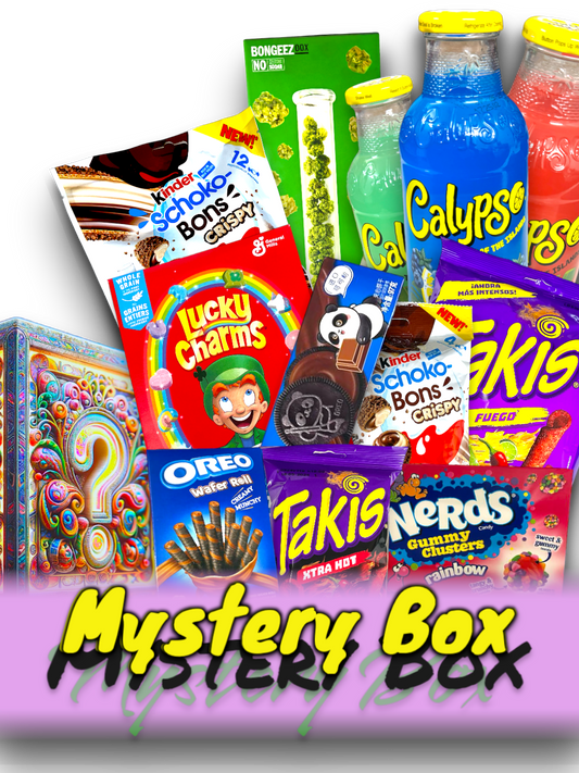 Mystery Box in 3 Schrift Arten aufeinander von unten nach oben erst grün dann schwarz dann gelb in einem Pinken Rechteck das verschwommen ist links drüber eine mystery box mit einem Fragezeichen und recht mehrere Produkte drüber Takis nerds lucky charms verschiedene oreo und calypso verschiedene und ogeez Bongeez bong bog und Kinder Schokolade
