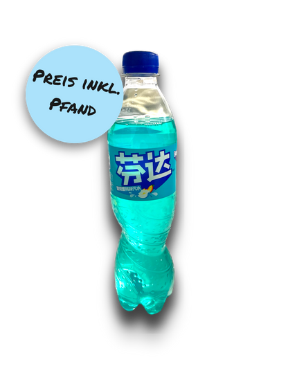 Eine blaue Plastik Flasche von Fanta  500ml groß. Vorne auf dem Etikett in Japanischer Schrift Fanta