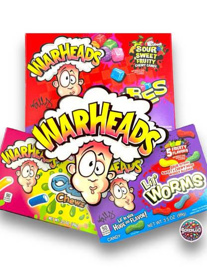 Warheads Actions Bundle Lil Worms 99g Ooze Chews 99g Chewy Cubes 113g auf weißem Hintergrund