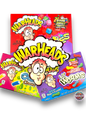 Warheads Actions Bundle Lil Worms 99g Ooze Chews 99g Chewy Cubes 113g auf weißem Hintergrund